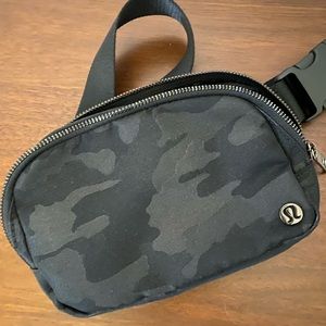 Black camo lululemon everywhere belt bag